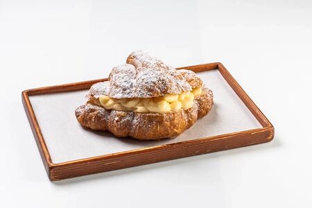 Круассан с заварным кремом