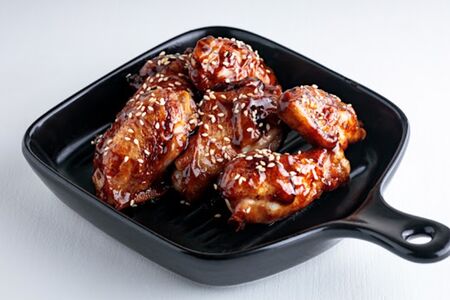 Жаренные крылья с соусом BBQ