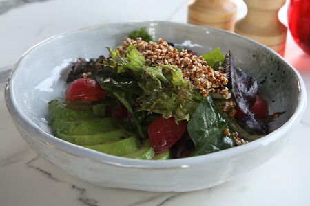 Салат с авокадо и гречкой попкорн