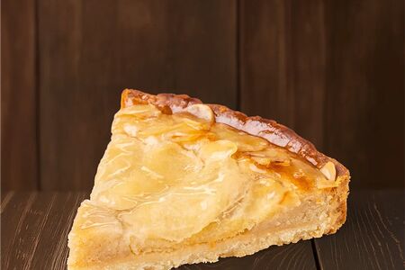 Тарт с грушей и марципаном