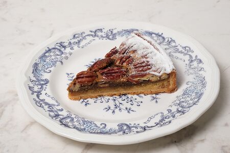 Тарт с цельным орехом пекан