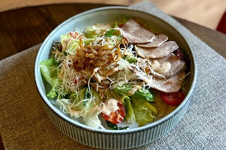 Салат с говяжьим языком и ореховым соусом