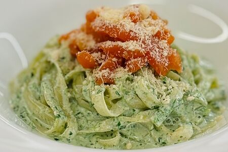 Паста со шпинатом, горгонзолой и копченым лососем