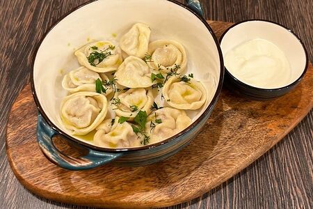 Домашние пельмени со сметаной