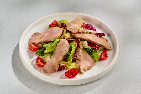 Салат со свиной шейкой