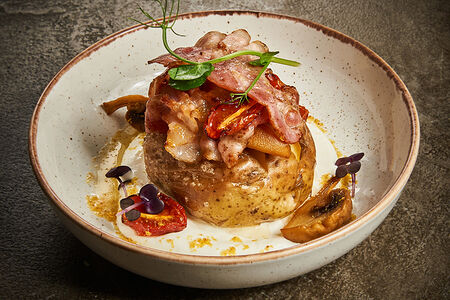 Печеный картофель с беконом и грибами