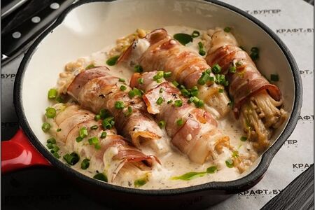 Грибы "Эноки" в беконе и трюфельном соусе