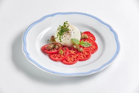 Сыр буррата на карпаччо из томатов