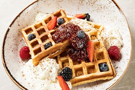 Вафля с заварным кремом и ягодами