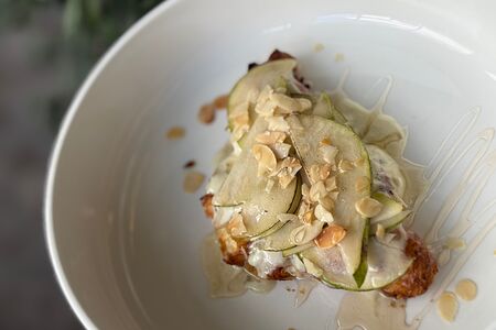 Сырный круассан с карамельной грушей 