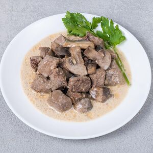 Печень говяжья с шампиньонами в сливочном соусе