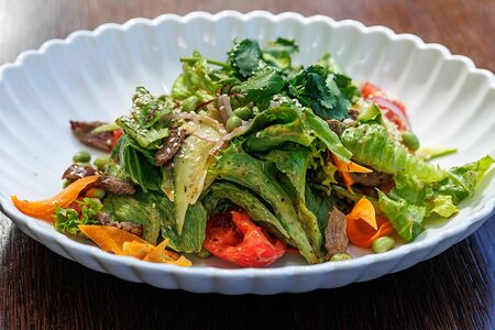 Салат с говяжьей вырезкой в азиатском стиле