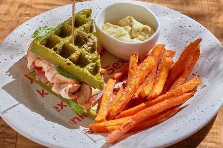 Клаб-сэндвич с индейкой су-вид и бататом фри