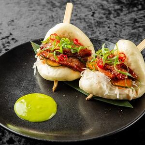 Бао с копченой свининой, кунжутным соусом и огурцами кимчи