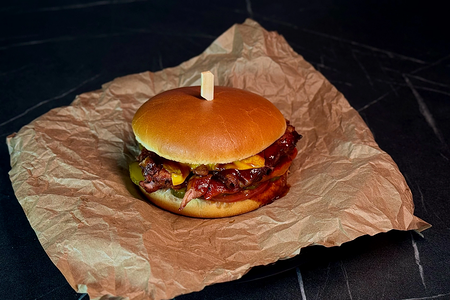 Бургер с рёберным мясом и соусом BBQ