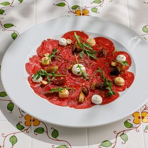 Карпаччо из говядины с белыми грибами, вялеными томатами и черным трюфелем