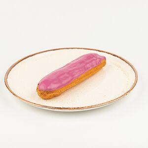 Эклер ягодный