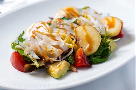 Салат с кальмаром на гриле и персиком 