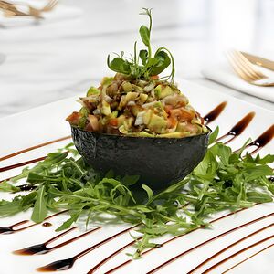 Фирменный салат с крабом и авокадо 