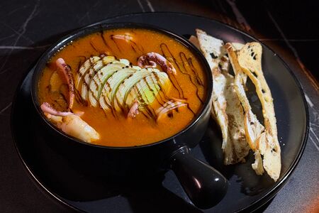 Томатный суп с морепродуктами