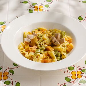 Цветная паста с сосисками