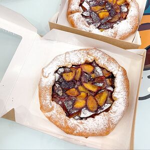 Галета со сливами 