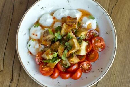 Салат с жареным баклажаном