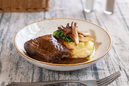 Говяжий бок с картофельным пюре 
