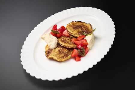 Овсяные оладьи с каймаком и земляникой