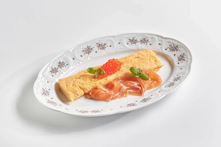 Омлет с лососем и красной икрой