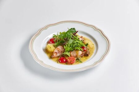 Теплый салат с кальмарами