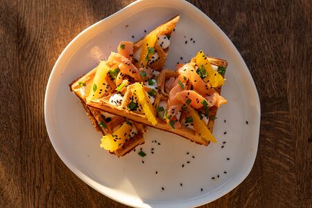 Бельгийская вафля с лососем и апельсином