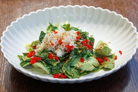 Салат с камчатским крабом и соусом васаби