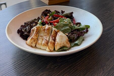 Микс-салат с кальмаром и ореховой заправкой