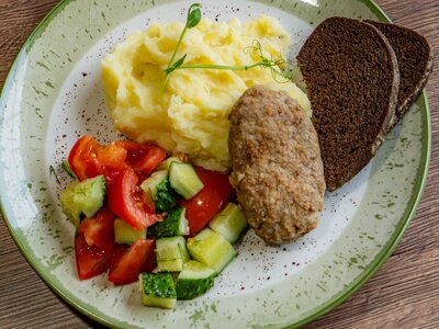 Котлеты с картофельным пюре и салат из свежей капусты 