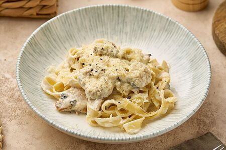 Фетучини с курицей и грибами