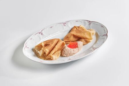 Блины с риетом из копченого лосося и красной икрой