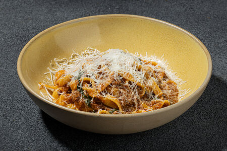 Паста с говядиной, мясным соусом и домашней аджикой