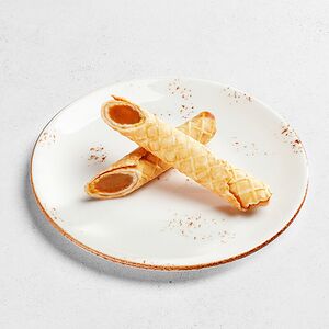 Вафельная трубочка со сгущёнкой