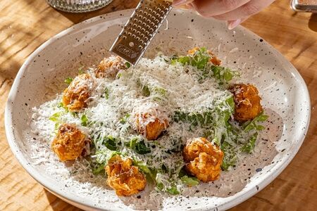 Хрустящая индейка с миксом салата а-ля Цезарь