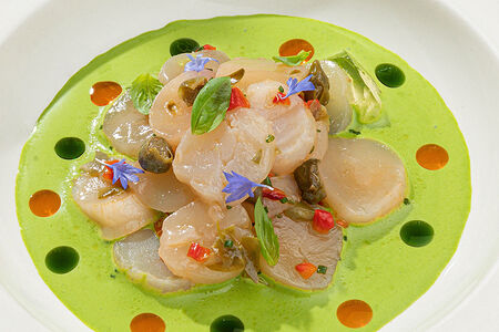 Мурманский гребешок с соусом из трав