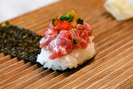 Хэнд ролл Тунец с тобико и ментайко