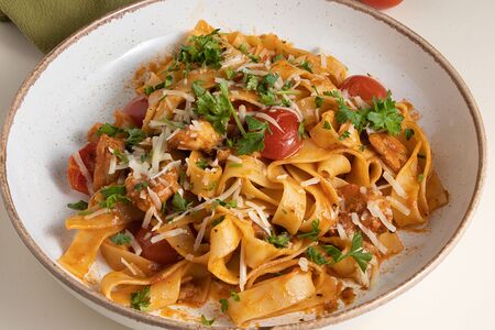 Паста с курицей и томатами