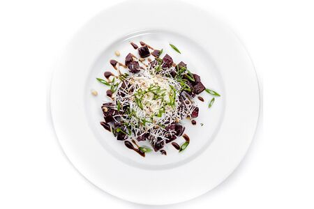 Салат из свеклы с козьим сыром и соусом Песто
