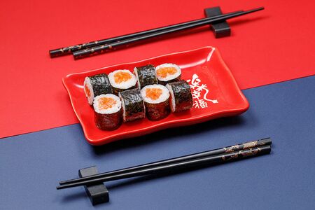 Маки с лососем