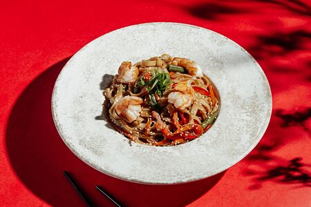 Удон с креветкой в соусе сладкий чили