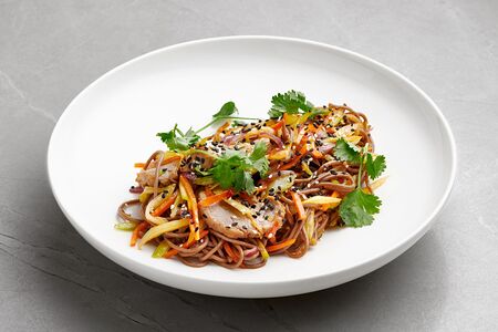 #Соба с томленой свининой в устричном соусе