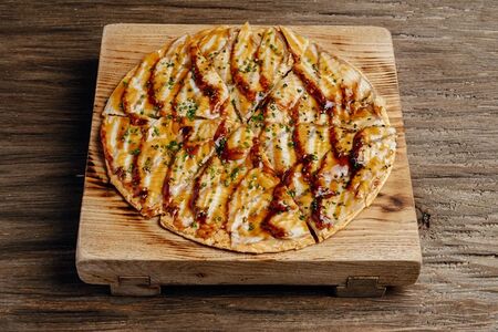 Тостадитос с копченым угрем и сибулетом