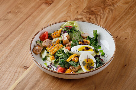 Салат с курицей, яйцом, свежими овощами и зеленью