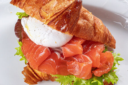 Круассан с лососем и яйцом пашот